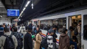 Usuarios de Rodalies suben a un tren este martes, 27 de enero.
