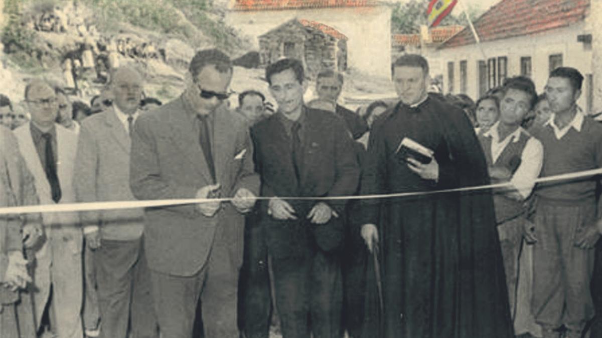  Inauguración en xullo do 1958 da estrada Coiro - Magdalena- Aldan polo gobernador, alcalde de Cangas e cura de Coiro.