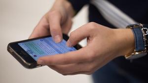 zentauroepp42362496 barcelona   en el peri dico  02 03 18  detalle de manos de u180302121958