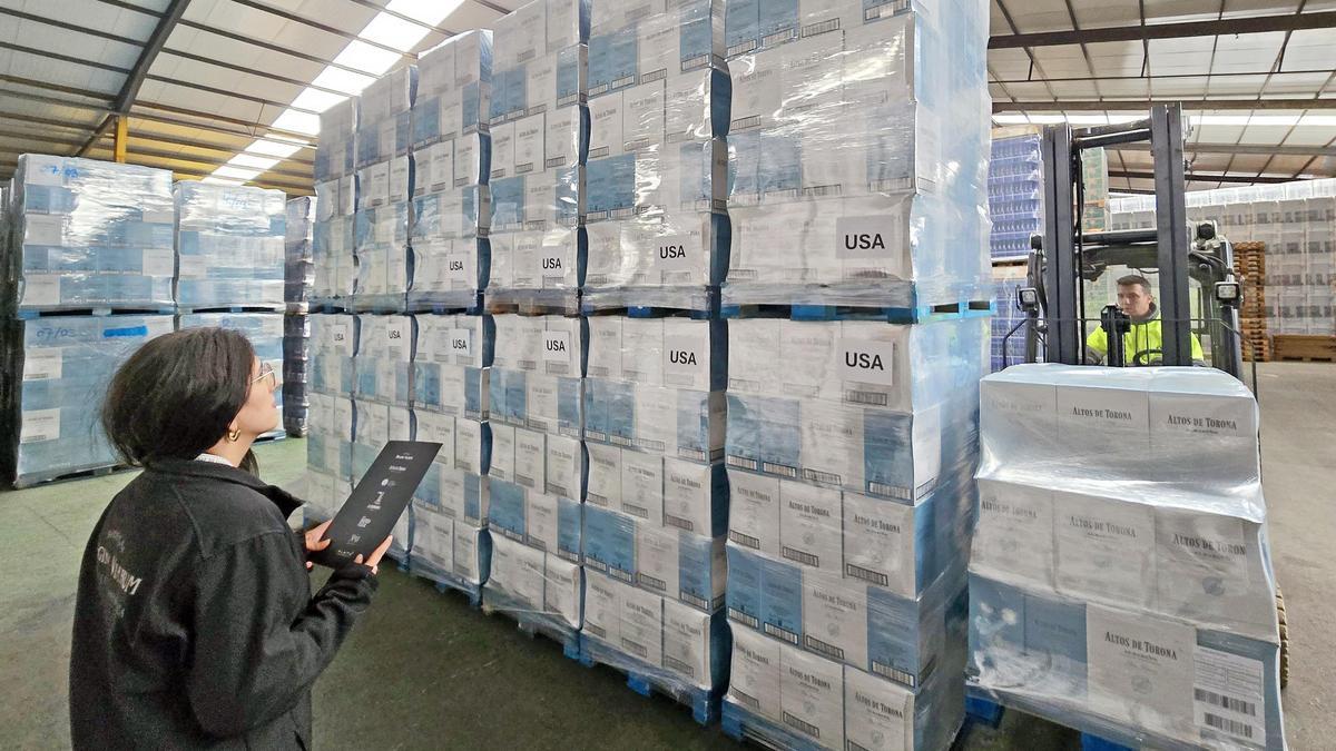 Palés llenos de cajas de botellas de vino de Altos de Torona, paralizados en el almacén de Disgobe, en Mos