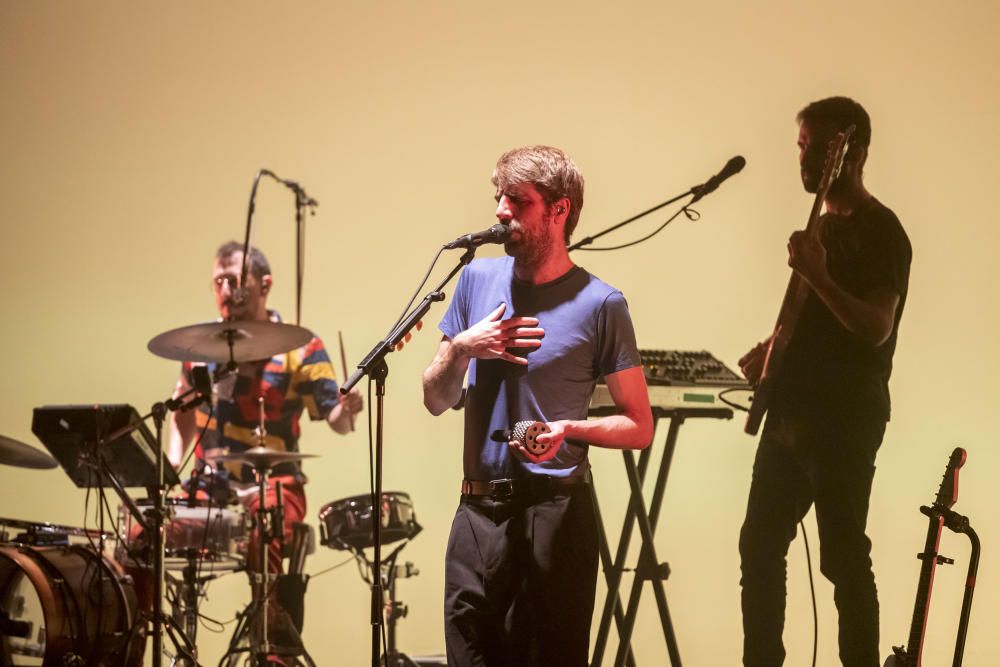 Els Manel posen dret el Kursaal en la presentació el seu últim treball