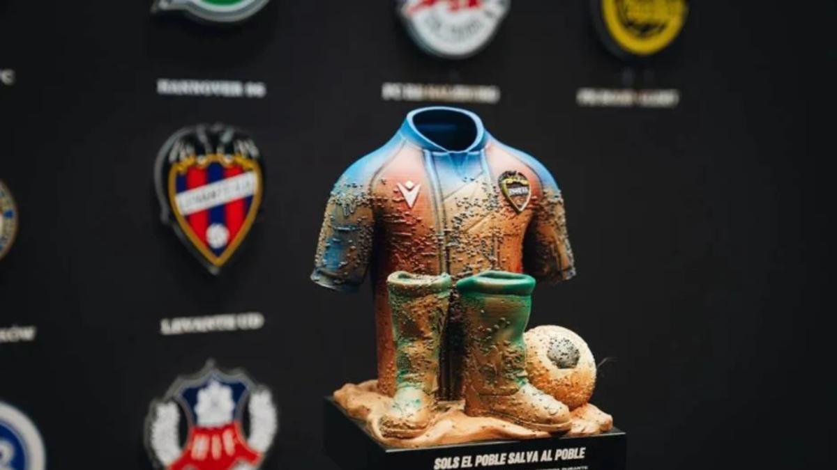 El trofeo "Sols el poble salva al poble" entregado por la Fundación del Levante UD al Twente en agradecimiento por la ayuda en la dana