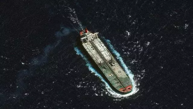 Trump ordena el bloqueo "total" de los petroleros sancionados que entren y salgan de Venezuela