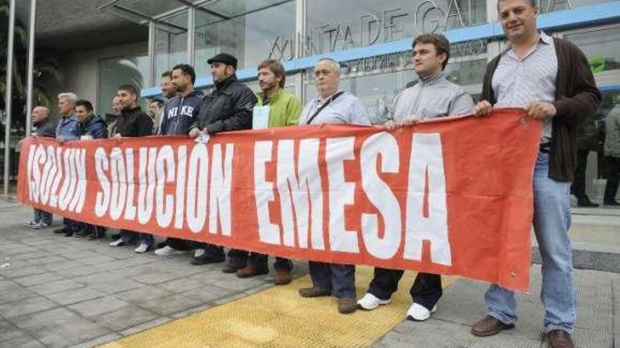 Trabajadores de Emesa protestan ante la delegación de la Xunta. / e. v.