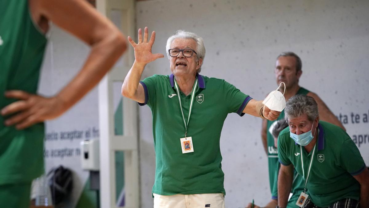 Martín Urbano, como técnico en el FIMBA Maxibasket este verano.