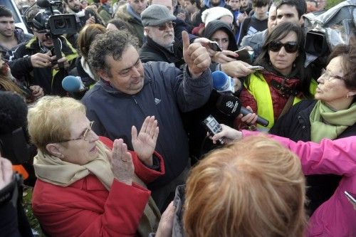 Apoyo a los afectados por el desalojo del ofimático entre un amplio despliegue policial