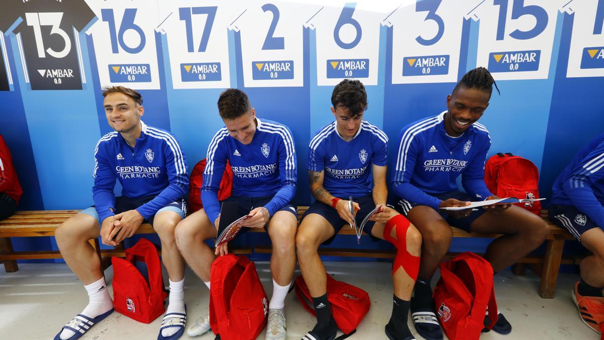 Los jugadores del Real Zaragoza, con sus cuadernos de acertijos.