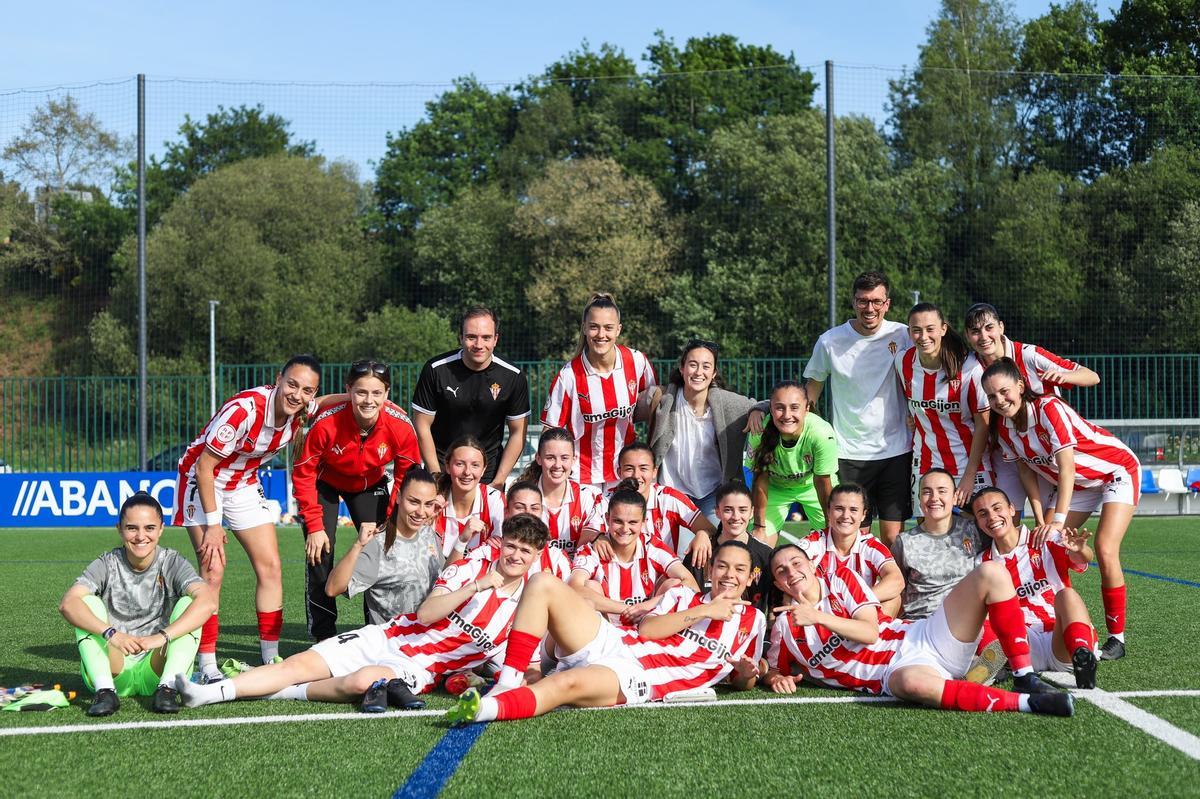 Las jugadoras del Sporting celebran el triunfo en el último duelo de la temporada.