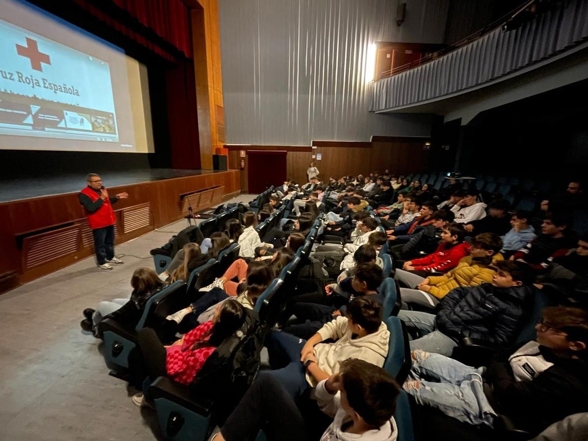 Pedro Núñez, voluntario de Cruz Roja, impartió una charla al alumnado de Primaria y Secundaria.