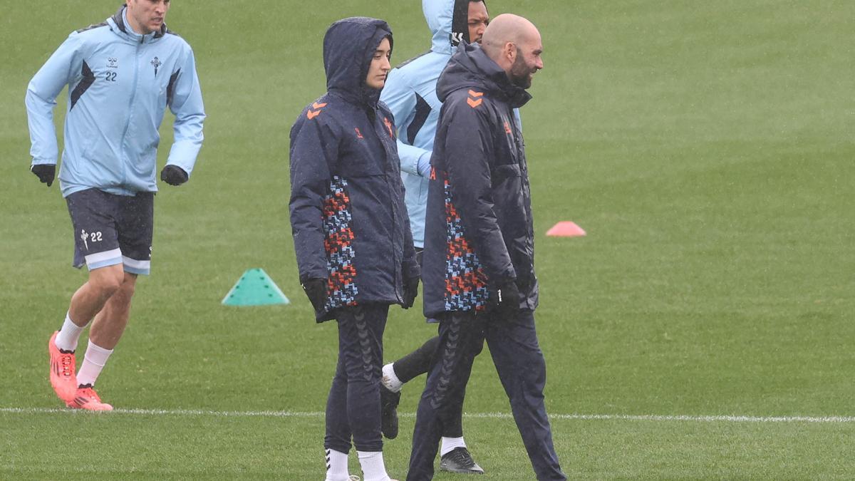 Claudio Giráldez, durante el entrenamiento de ayer en Afouteza.