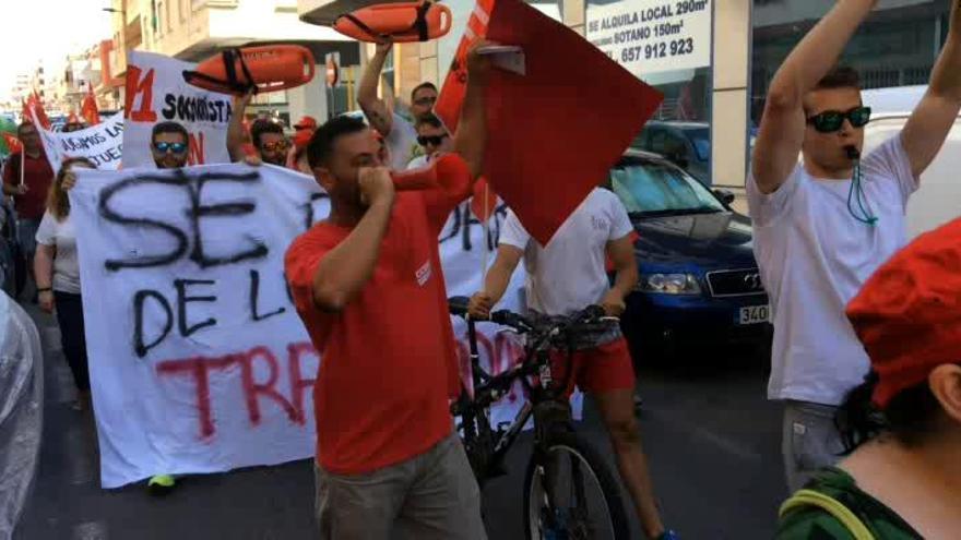 Protesta de los socorristas despedidos de Cruz Roja de Torrevieja
