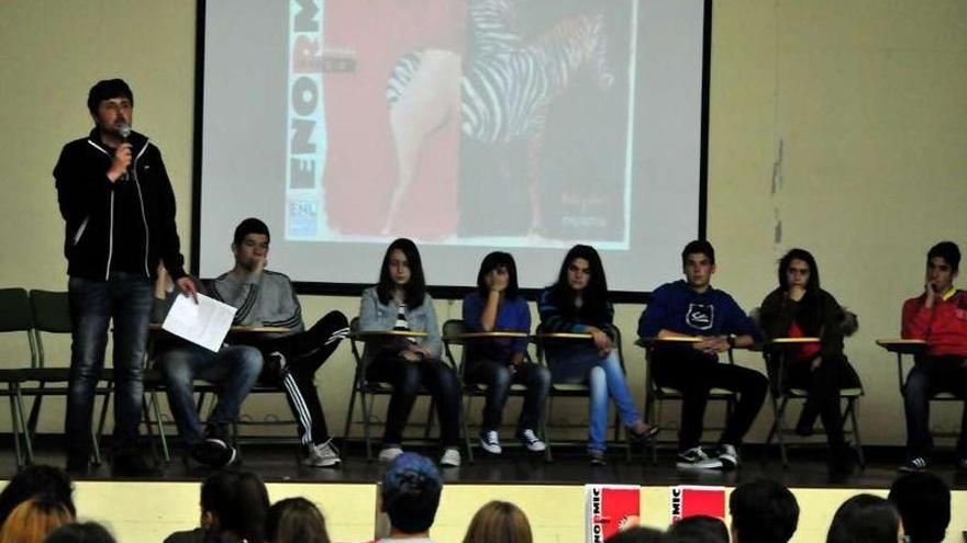 La presentación de &quot;Enormic Banda&quot; tuvo lugar en el instituto Ramón Cabanillas.