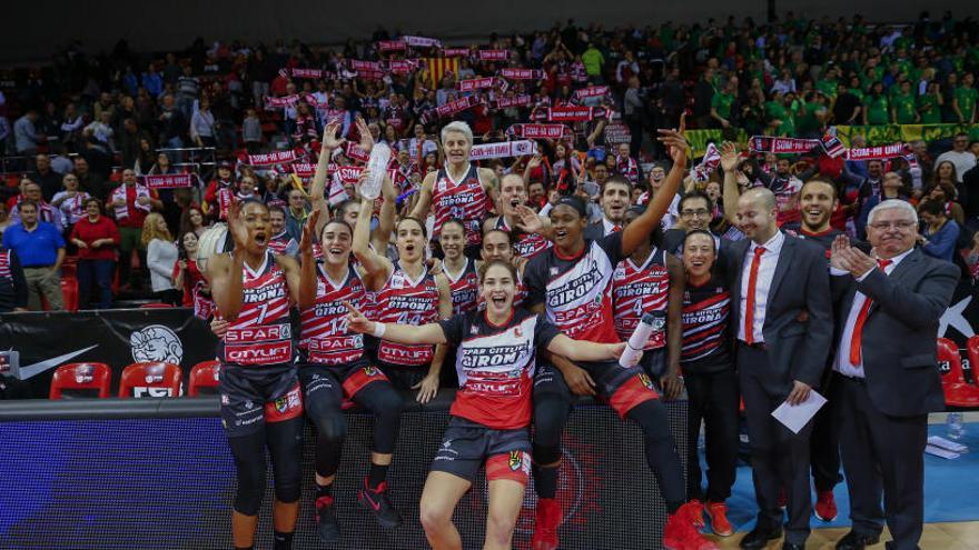 Les jugadores de l&#039;Uni celebrant la victòria amb el seus aficionats