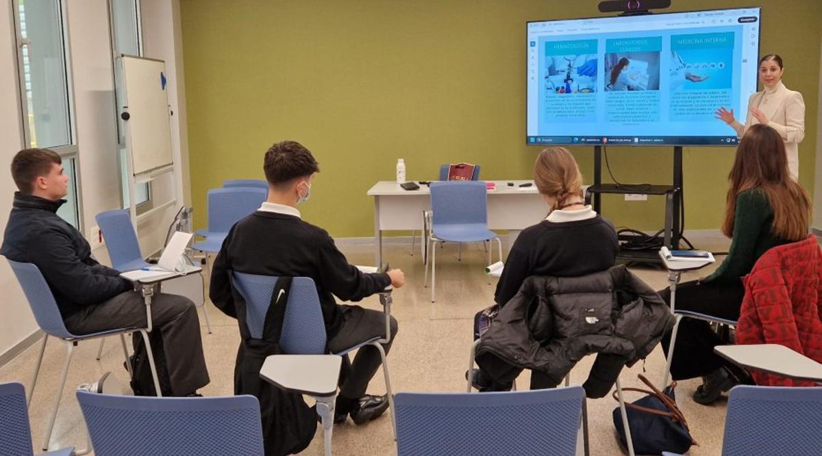 Alumnos en una de las sesiones del proyecto divulgativo.