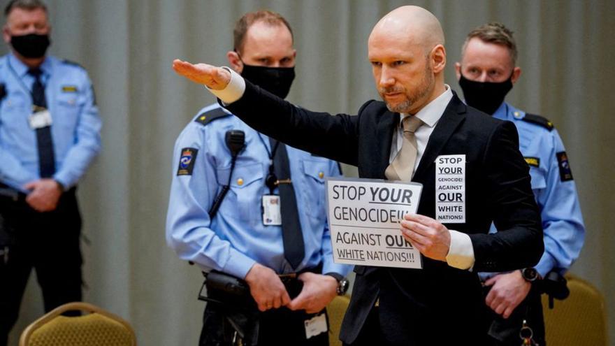 Breivik fa la salutació nazi al seu judici