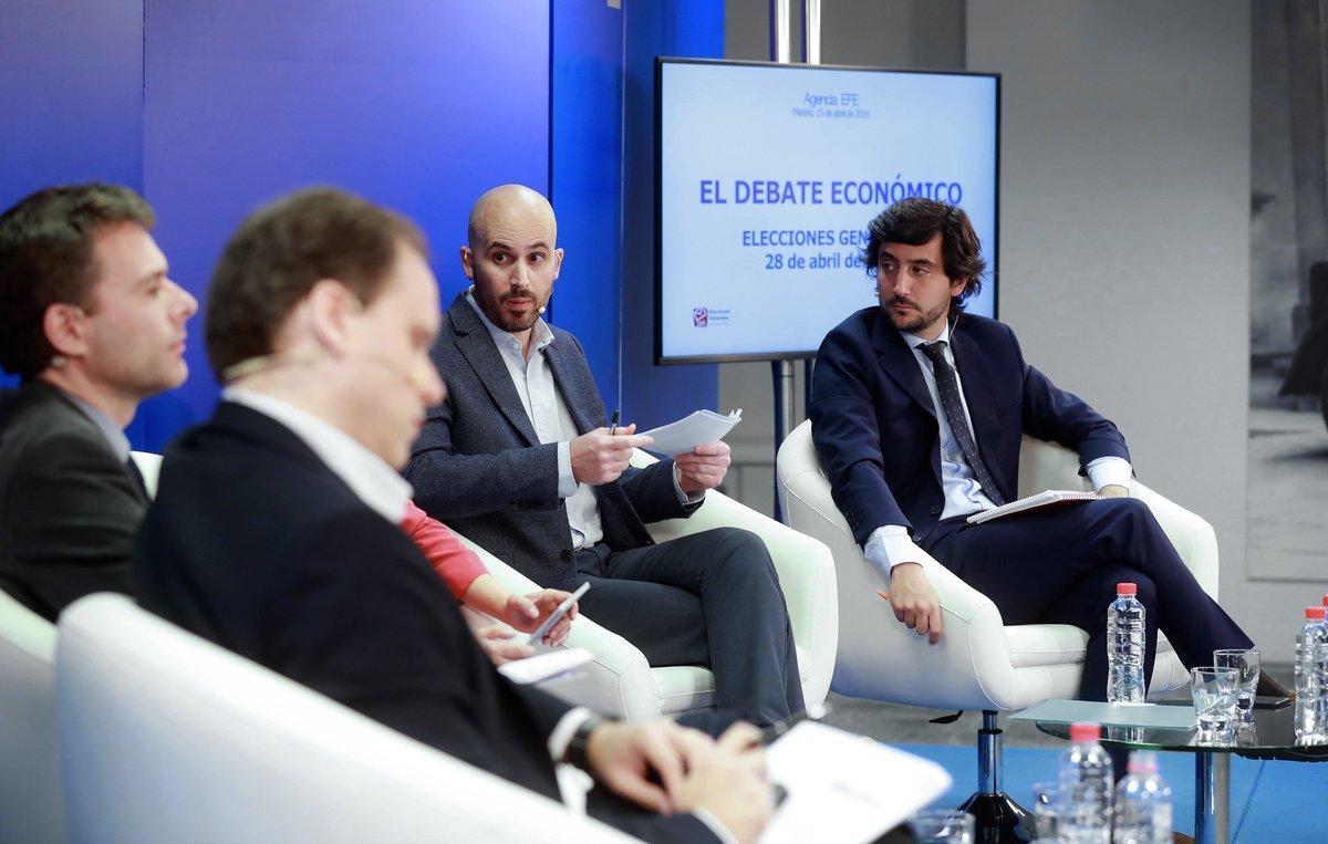 GRAF1639. MADRID, 15/04/2019.- Los responsables económicos, del PP, Daniel Lacalle (2i); del PSOE, Daniel Fuentes (i); de Unidas Podemos, Nacho Álvarez (2d), y de Ciudadanos, Toni Roldán (d), durante el debate sobre asuntos económicos que se celebra este lunes en la sede central de la Agencia Efe. EFE/ Ángel Díaz