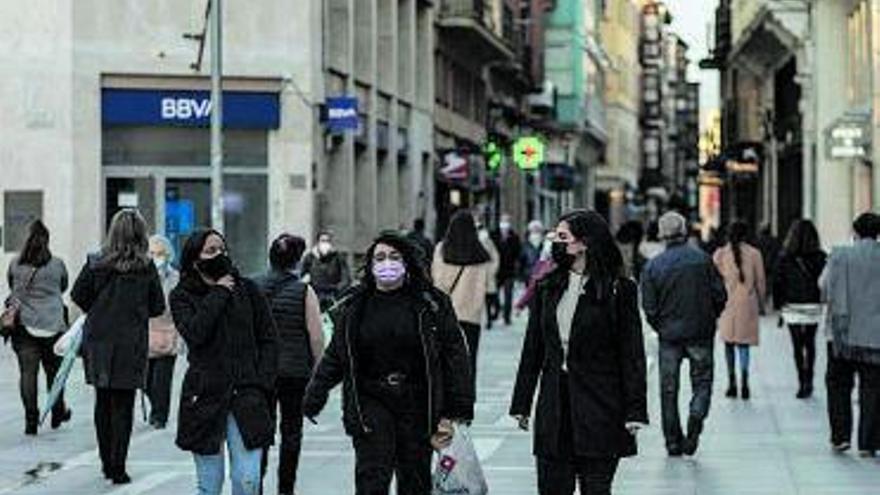 Tres jóvenes caminan con mascarilla por Santa Clara.  | Emilio Fraile