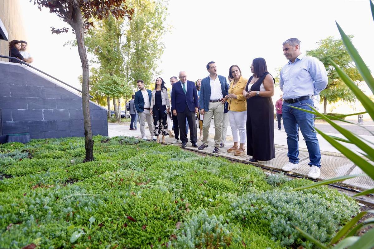 El alcalde y el rector, junto a otras autoridades conocen uno de los proyectos empresariales para el ahorro hídrico en cultivos.