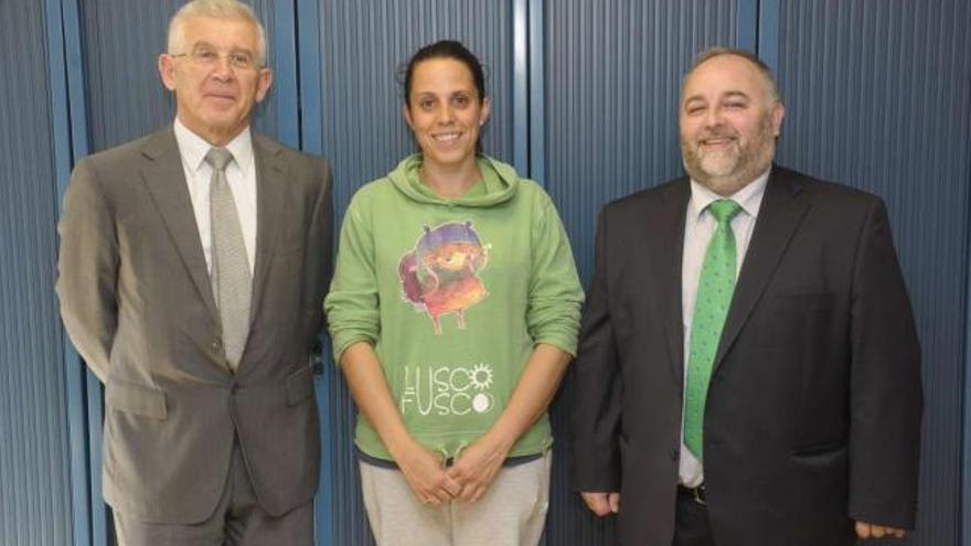 José Montes, Laura Reyes y Odilo Martiñá, na sede de LA OPINIÓN, antes de iniciar o debate. / víctor echave