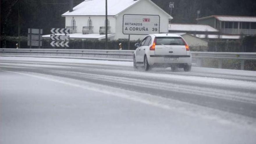 La Nacional VI a la altura de Montesalgueiro, cubierta por la nieve. / juan varela