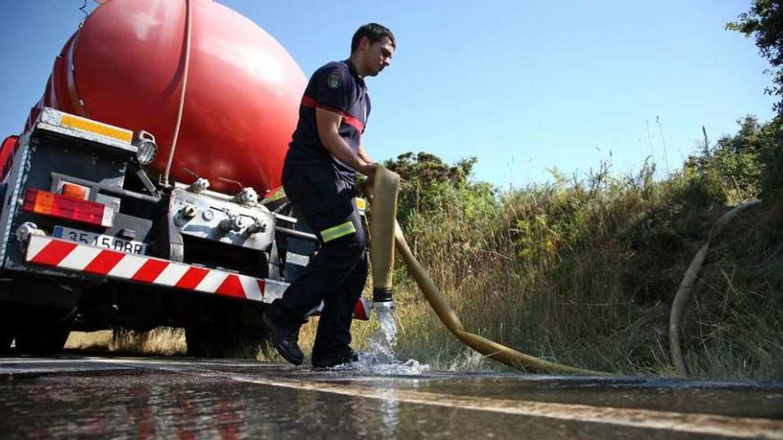 Emerxencias comenzó en julio a nutrir el depósito de Codeseda. // Bernabé/Luismy