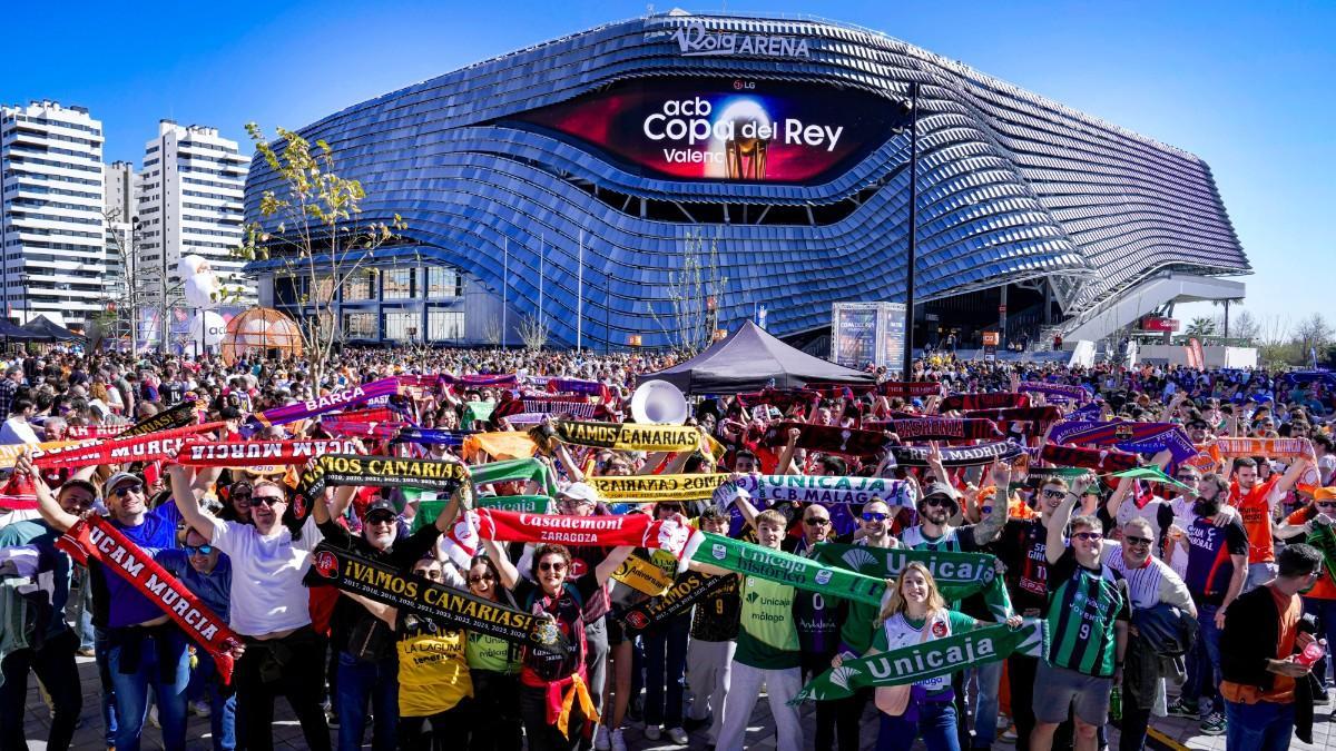 Todas las aficiones reunidas en las inmediaciones del Roig Arena