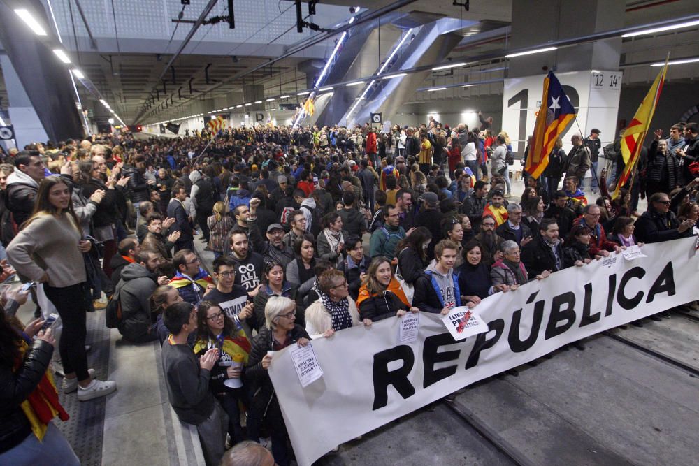 Manifestants tallen les vies del TAV a l'estació de Girona