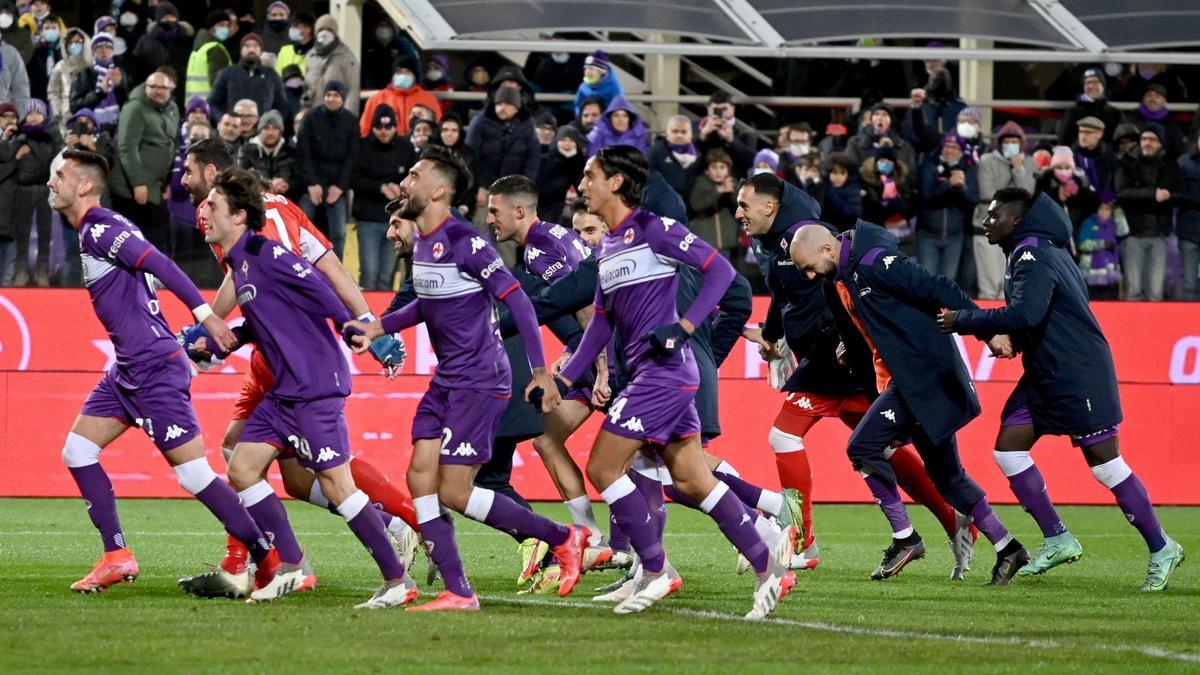 Florence (Italy), 11/12/2021.- Fiorentina's players celebrate after winning the Italian Serie A soccer match between ACF Fiorentina vs US Salernitana at Artemio Franchi Stadium in Florence, Italy, 11 December 2021. (Italia, Florencia) EFE/EPA/CLAUDIO GIOVANNINI