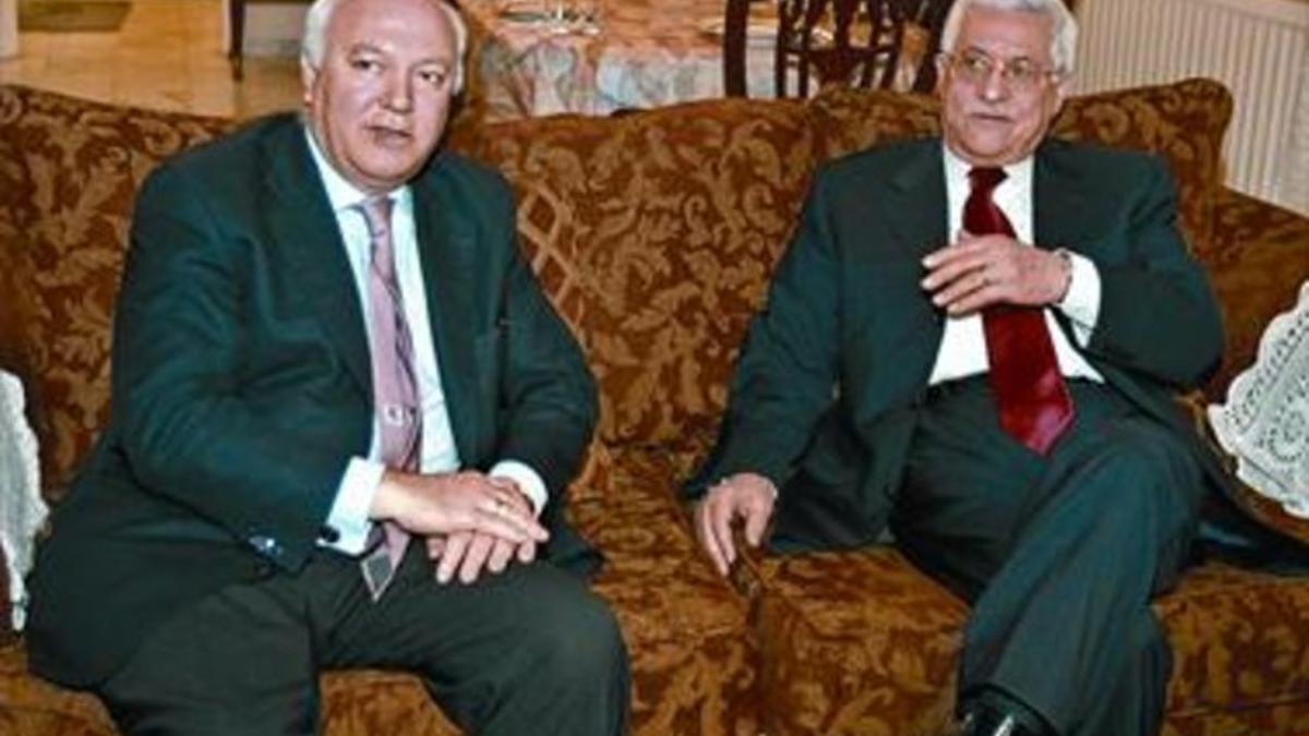 Moratinos, con el presidente palestino, Mahmud Abbás, en un encuentro en Ammán (Jordania).