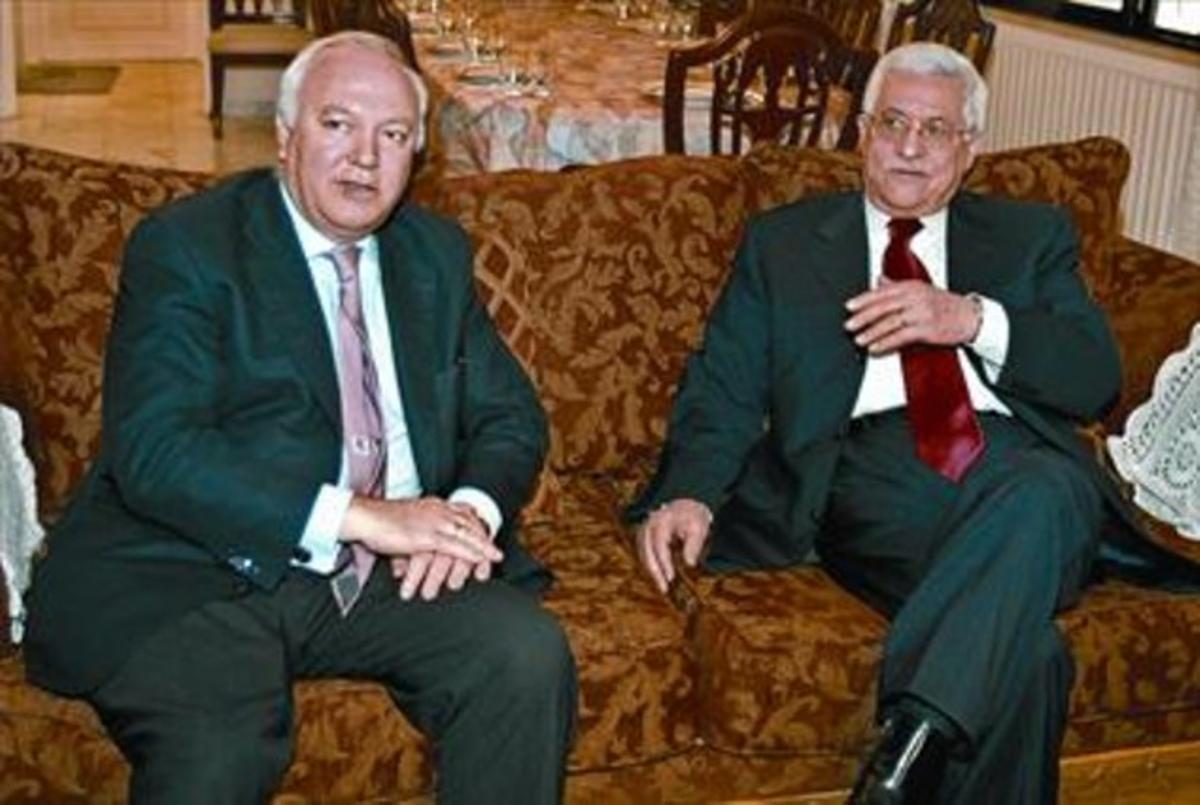 Moratinos, con el presidente palestino, Mahmud Abbás, en un encuentro en Ammán (Jordania). Moratinos, con el presidente palestino, Mahmud Abbás, en un encuentro en Ammán (Jordania).