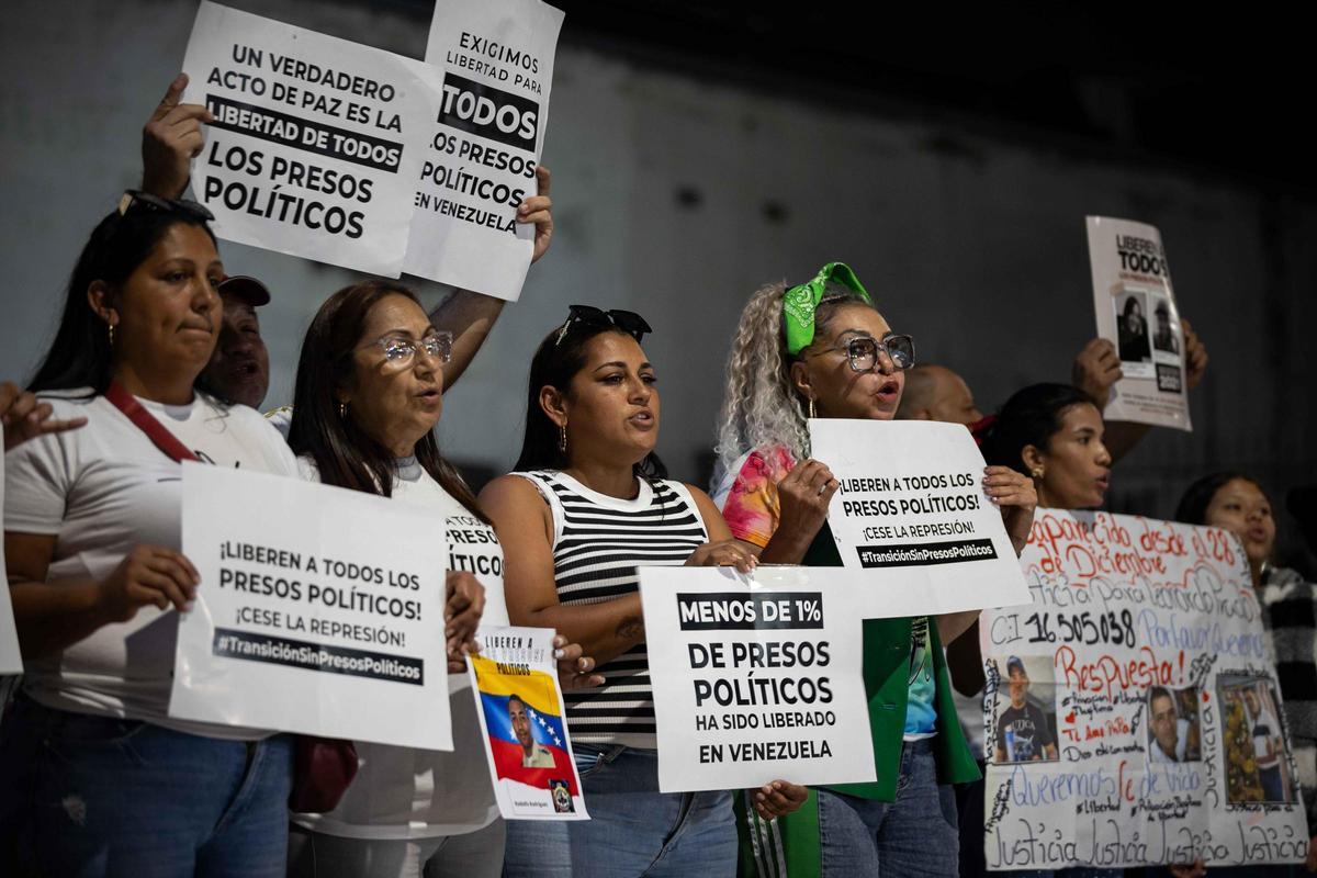 Impaciencia marca quinta noche de espera por liberación de presos políticos en Venezuela