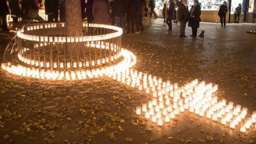 Encesa d&#039;espelmes a La Plana de l&#039;Om de Manresa en el dia contra la violència masclista