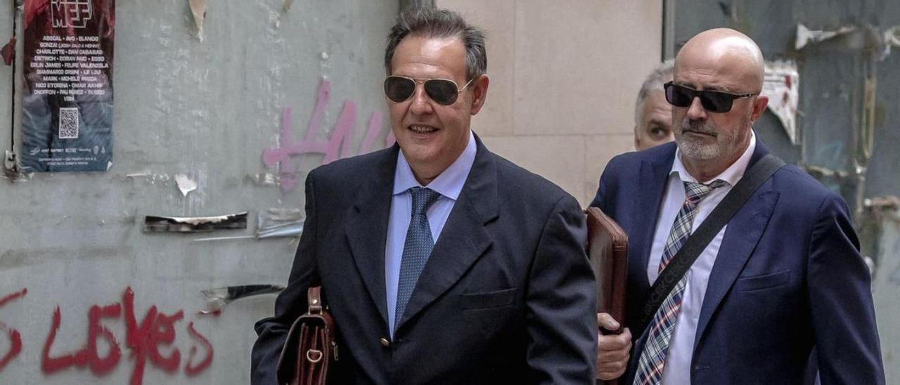 El exjuez Manuel Penalva y el exfiscal Miguel Ángel Subirán, durante el juicio.  | B. RAMON