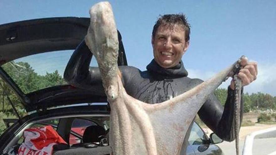 Pulpo de 10 kilos capturado en San Vicente do Mar. // FdV