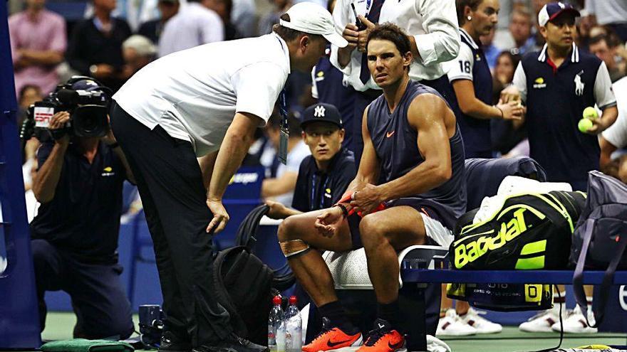 Nadal habla con el médico del US Open el pasado día 7, antes de abandonar su partido ante Del Potro.