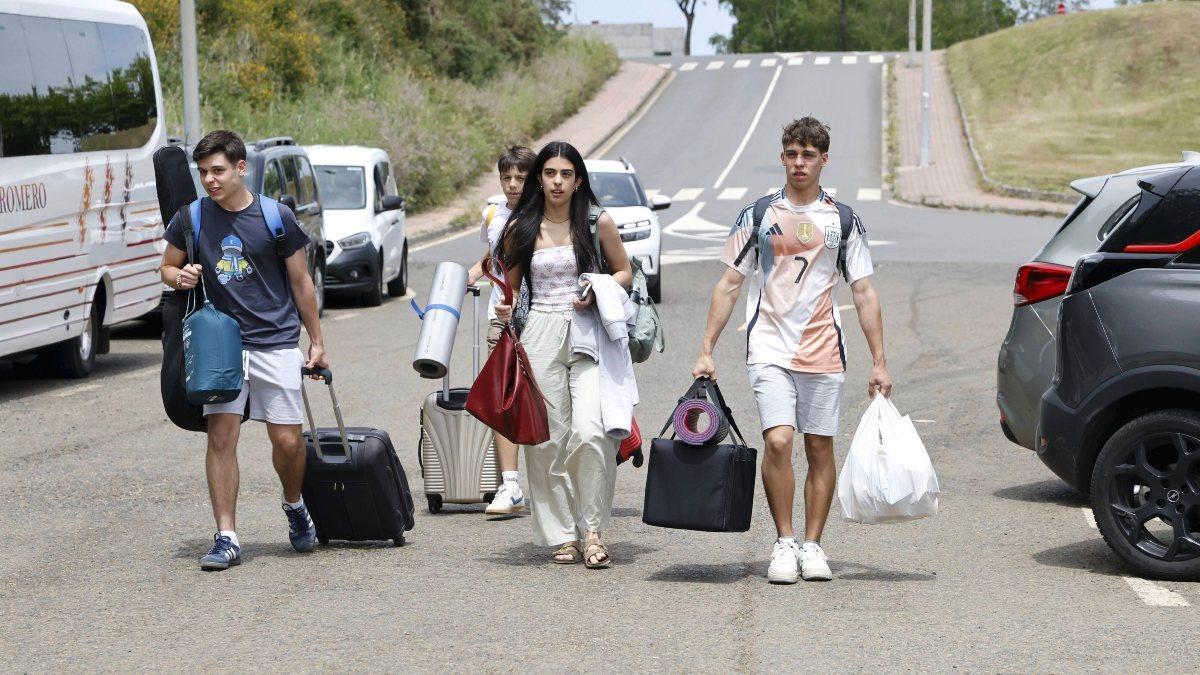 Participantes del viaje desde Santiago antes de subirse al bus rumbo a Madrid.
