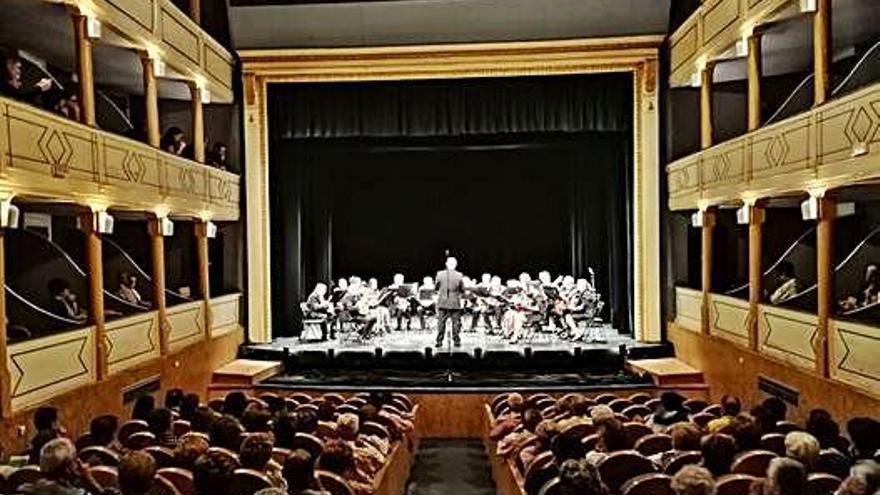 Una agrupación musical de la ciudad ofrece un concierto en el Teatro Latorre.
