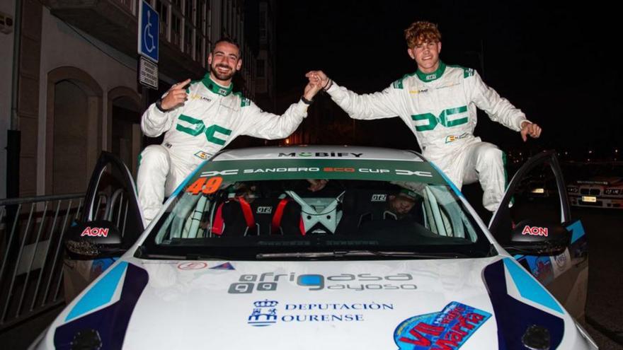 Miguel Gayoso y Carlos Guitián celebran su victoria.