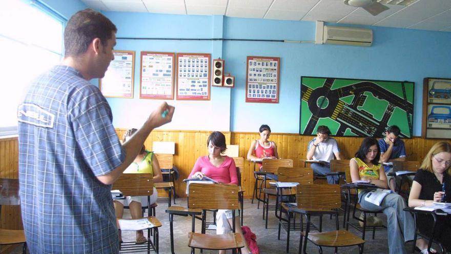 Alumnos en una clase de teórica de autoescuela en una imagen de archivo.