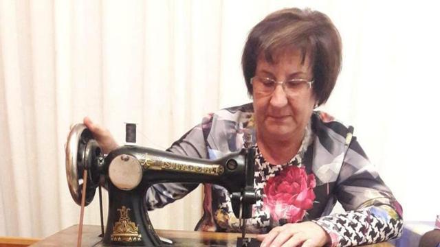María Pérez Blanco con la máquina de coser | CHANY SEBASTIÁN
