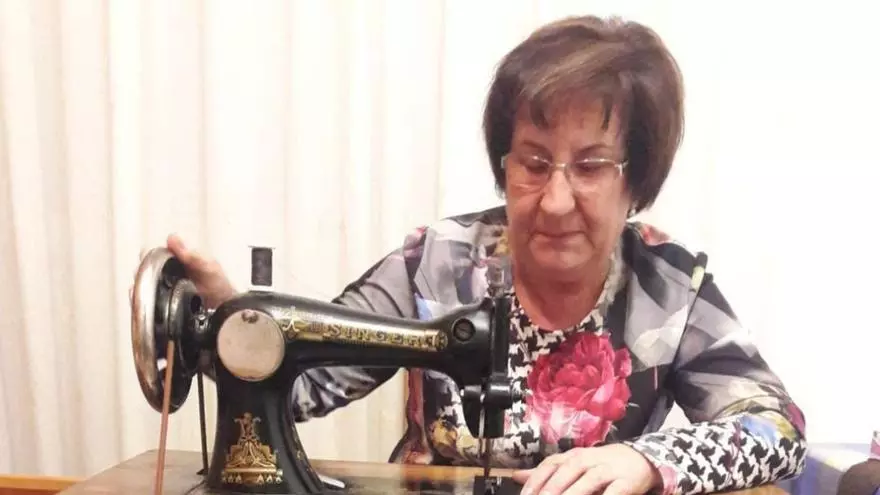 María Pérez, artesana: "La capa parda alistana es el alma de la Pasión de Bercianos"