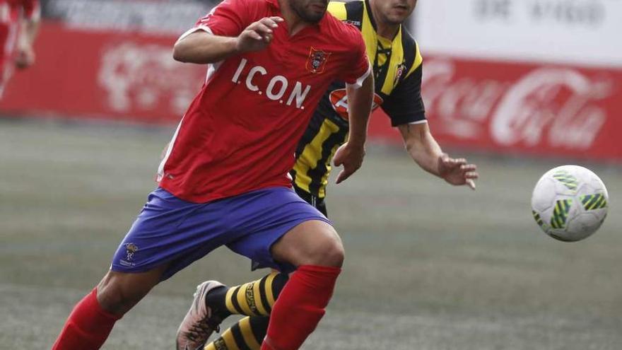 Félix, del Choco, durante un partido en Bouzas. // Ricardo Grobas