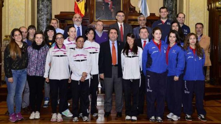 Los equipos de Universidad A Coruña y Zalaeta, ayer en la recepción en el Ayuntamiento. / iria fernández