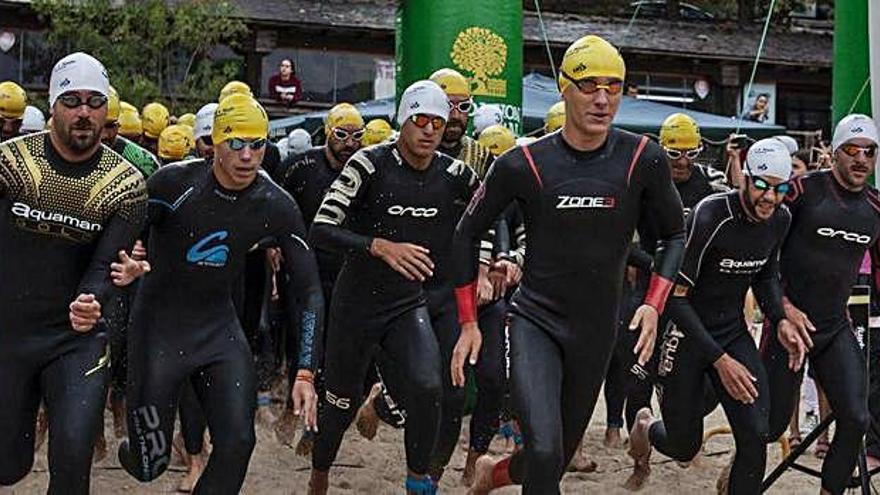 Los nadadores toman la salida de la prueba de 6.000 y 3.000 metros.