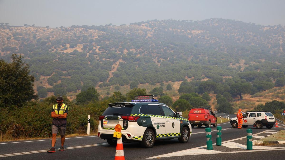 24/07/2026 Agentes de la Guardia Civil cortan el acceso a San Martín de Valdeiglesias, a 24 de julio de 2026, en Madrid (España). El Gobierno ha declarado la emergencia de interés nacional en la Comunidad de Madrid y Ávila como consecuencia de la evolución de los incendios forestales ubicados en los términos municipales de Villa del Prado y San Martín de Valdeiglesias (Comunidad de Madrid) y Burgohondo (Ávila). En Madrid,  el número de evacuados se mantiene en más de 10.000 personas procedentes de municipios como Aldea del Fresno, Villa del Prado, Pelayos de la Presa y San Martín de Valdeiglesias. El SUMMA112 ha estado toda la noche atendiendo en sus dispositivos preventivos, especialmente a enfermos crónicos. SOCIEDAD Rafael Bastante - Europa Press