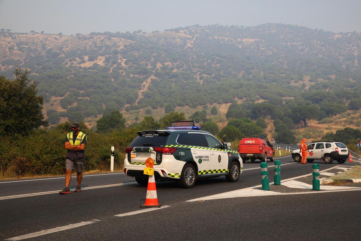 24/07/2026 Agentes de la Guardia Civil cortan el acceso a San Martín de Valdeiglesias, a 24 de julio de 2026, en Madrid (España). El Gobierno ha declarado la emergencia de interés nacional en la Comunidad de Madrid y Ávila como consecuencia de la evolución de los incendios forestales ubicados en los términos municipales de Villa del Prado y San Martín de Valdeiglesias (Comunidad de Madrid) y Burgohondo (Ávila). En Madrid,  el número de evacuados se mantiene en más de 10.000 personas procedentes de municipios como Aldea del Fresno, Villa del Prado, Pelayos de la Presa y San Martín de Valdeiglesias. El SUMMA112 ha estado toda la noche atendiendo en sus dispositivos preventivos, especialmente a enfermos crónicos. SOCIEDAD Rafael Bastante - Europa Press