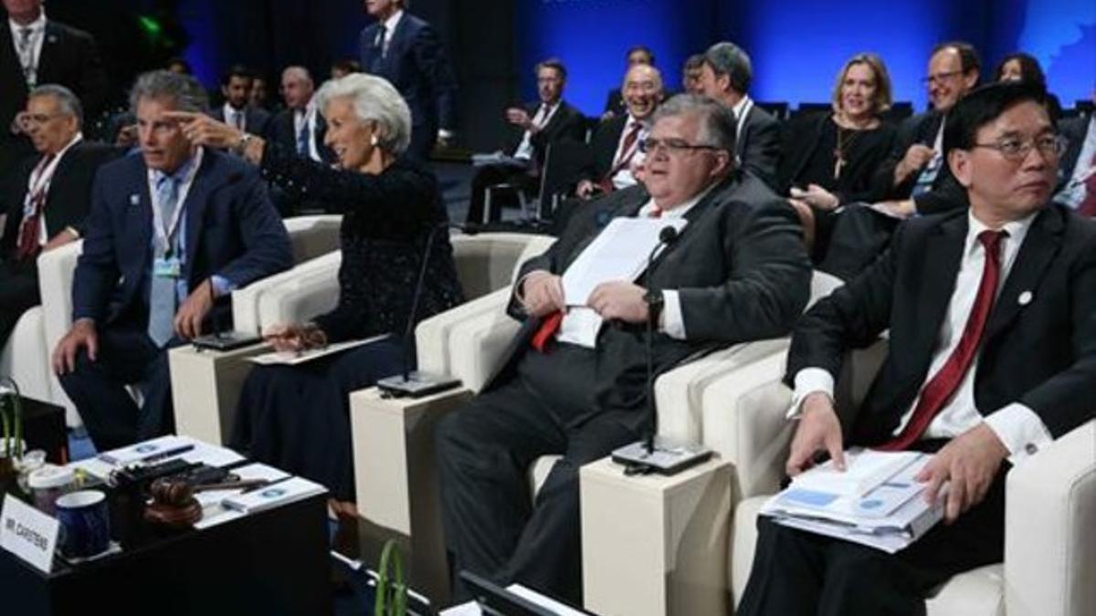 Lagarde habla con el primer vicepresidente del FMI David Lipton, junto a otros asistentes a la reunión del Fondo y el Banco Mundial, en Lima.