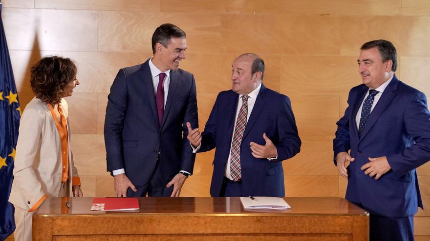 El PSOE ve a salvo su ‘alianza estratégica’ con el PNV ante la batalla en primarias entre Ortuzar y Esteban