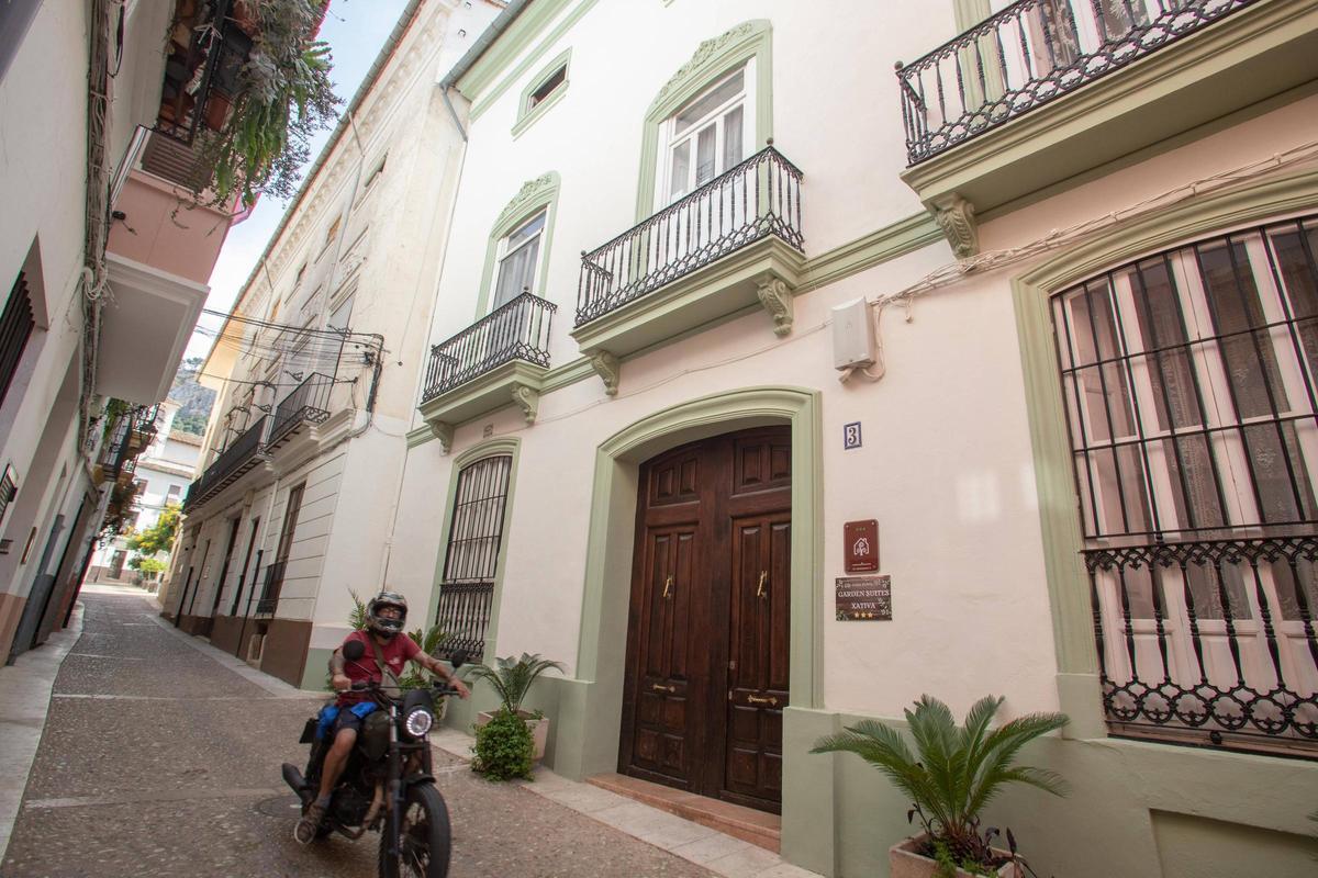 A la derecha, casa rural en Xàtiva.