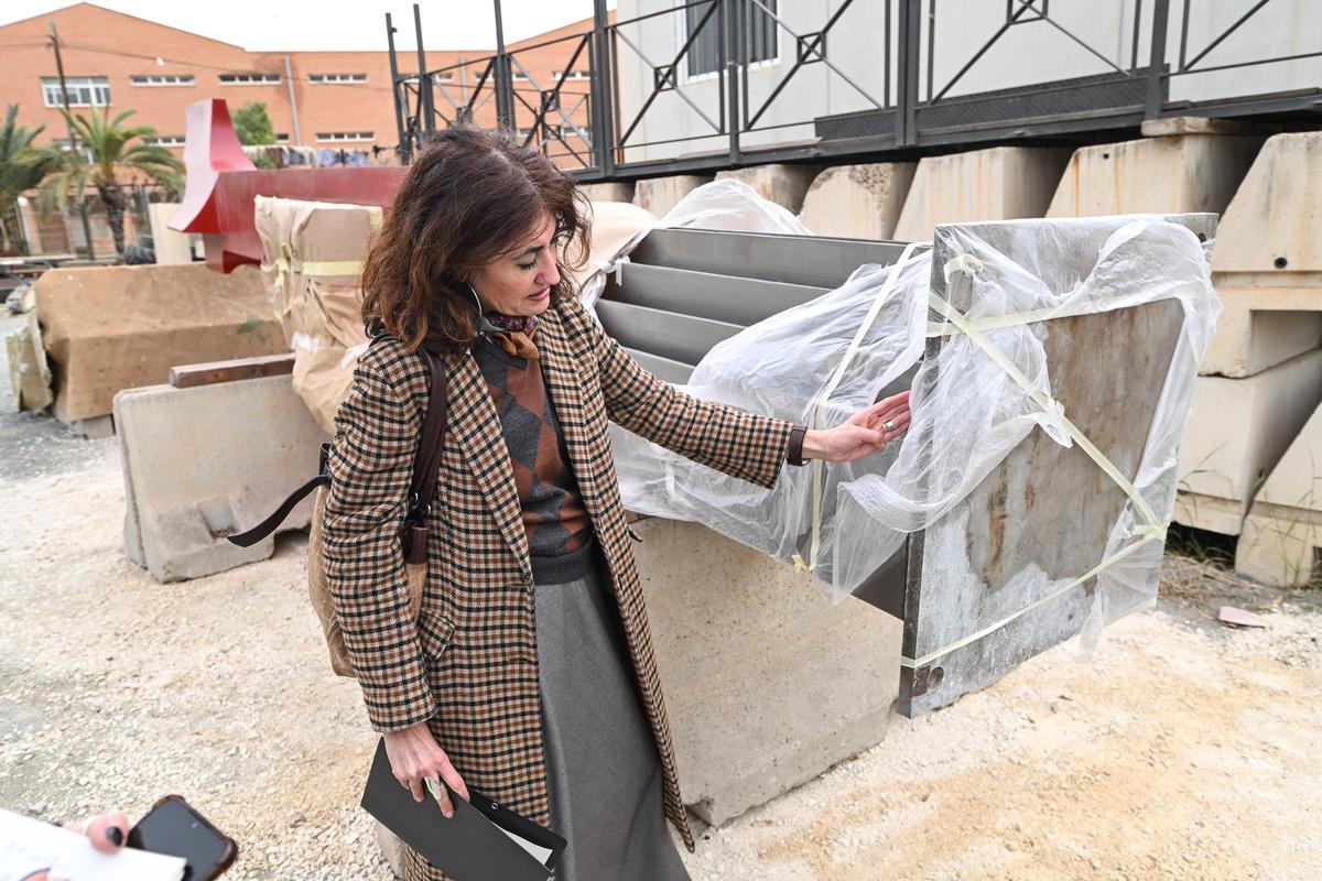 La jefa de gestión de Restauración de Bienes Culturales, Gemma Mira, muestra la base de la escultura.